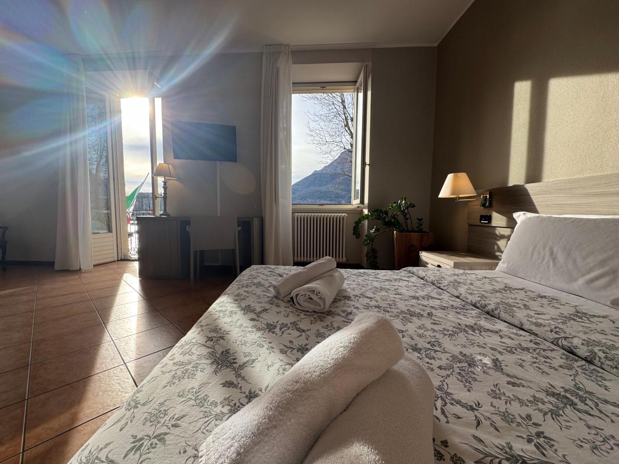 Deluxe Double or Twin Room Lake View
